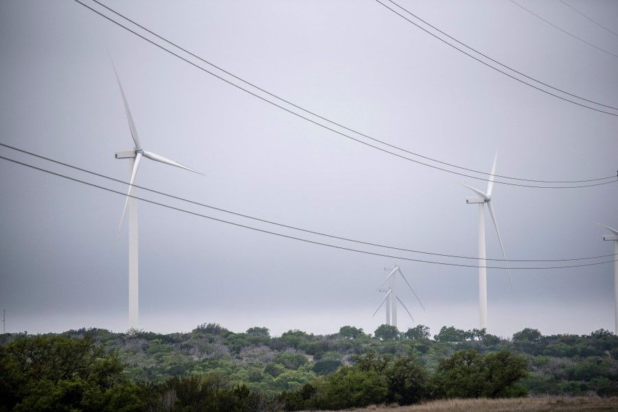 Blades from a wind turbine rotate in a field, 16 April 2021 near Eldorado, Texas. (Sergio Flores/AFP)