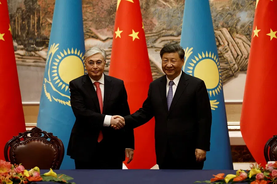 Chinese President Xi Jinping (right) and Kazakhstan President Kassym-Jomart Tokayev shake hands during a signing ceremony in Xi'an, Shaanxi province, China, 17 May 2023. (Florence Lo/Pool/Reuters)