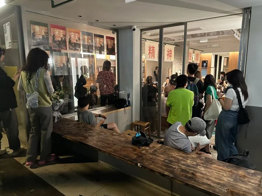 People at an event at Yi Wei bookstore in Chengdu. (Photo provided by interviewee)