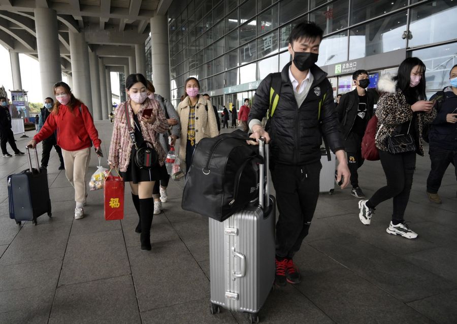 Although a portion of the Chinese have resumed work, progress remains slow. This photo taken on 8 February 2020 shows workers from different parts of China returning to their workplaces. (CNS)