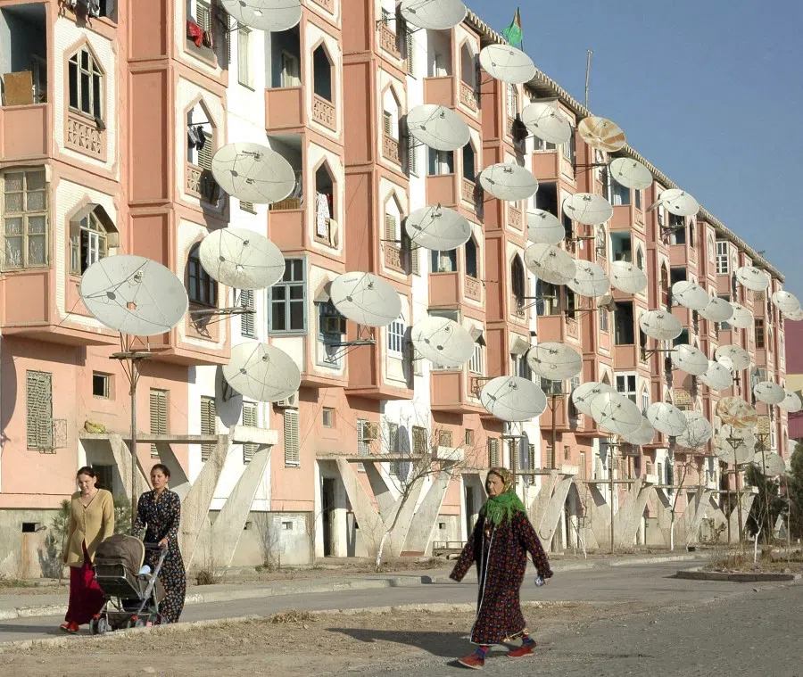 Women in Turkmenabat, Tajikistan, 7 March 2007. (Stringer/Reuters)