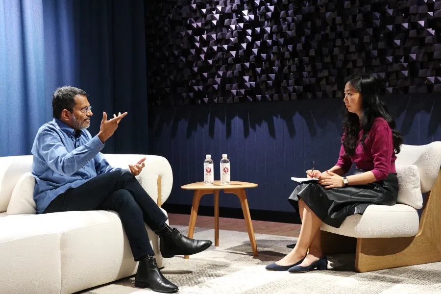 Former MAS chief Ravi Menon in conversation with Shen Yue of Lianhe Zaobao. (SPH Media)