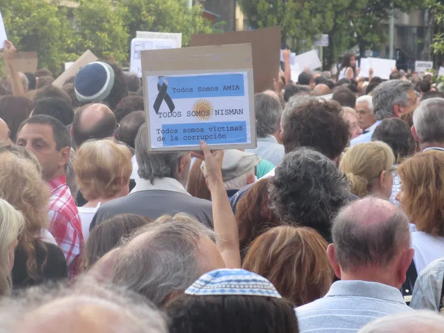 People protest the assassination of federal prosecutor Alberto Nisman in 2015. (Photo: Jaluj/Licensed under CC BY-SA 4.0)