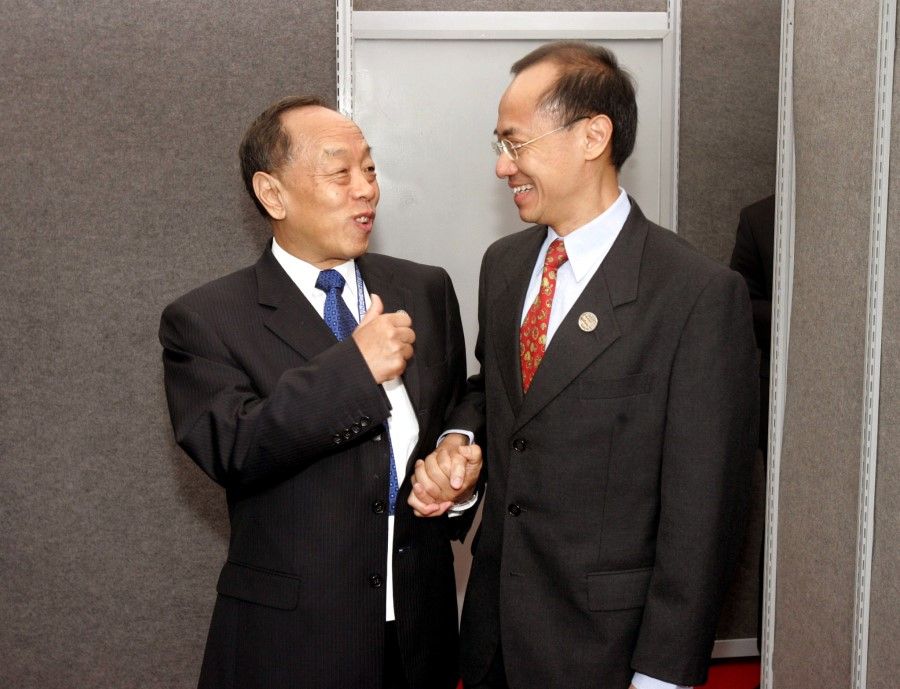 Singapore's Foreign Minister George Yeo (right) meets Chinese Foreign Minister Li Zhaoxing in Santiago, Chile, on 18 November 2004. (SPH Media)