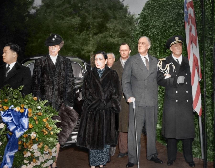 Madame Chiang's stay at the White House as a personal guest of the Roosevelts coincided with the 210th birth anniversary of the first US President George Washington. The photo shows Madame Chiang and the Roosevelts visiting Washington's grave, 22 February 1943. From left: David Kung Ling-kan (Madame Chiang's nephew), US First Lady Eleanor Roosevelt, Madame Chiang, President Franklin Roosevelt, and Admiral Nelson Brown.