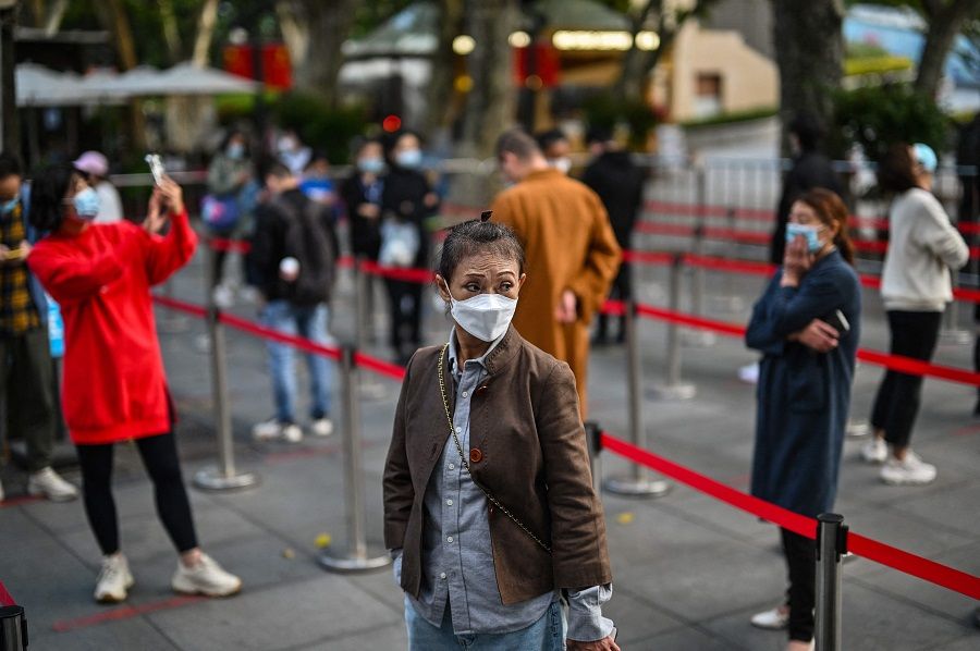 People wait in a line to test for the Covid-19 coronavirus in the Jing'an district in Shanghai, China, on 25 October 2022. (Hector Retamal/AFP)