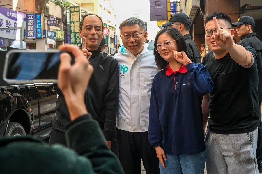 Ko Wen-je (centre), presidential candidate from the Taiwan People's Party (TPP), poses for photographs with supporters during an election campaign event in New Taipei City on 2 January 2024. (Sam Yeh/AFP)