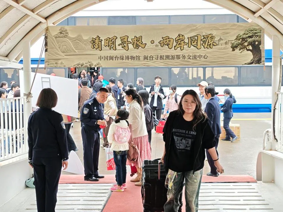 Travellers pass through Xiamen customs during the Qingming Festival break, April 2026. (CNS)
