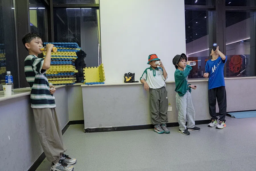 Zhuangzhuang and his classmates drinking water during the break.