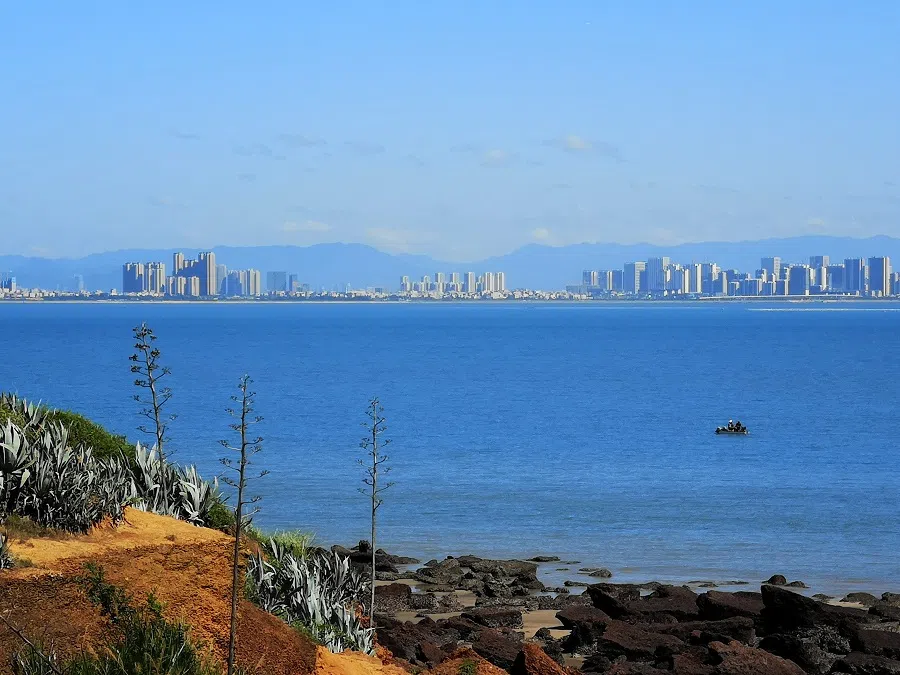 A clear view of the opposite shore from the Beishan Broadcasting Wall.
