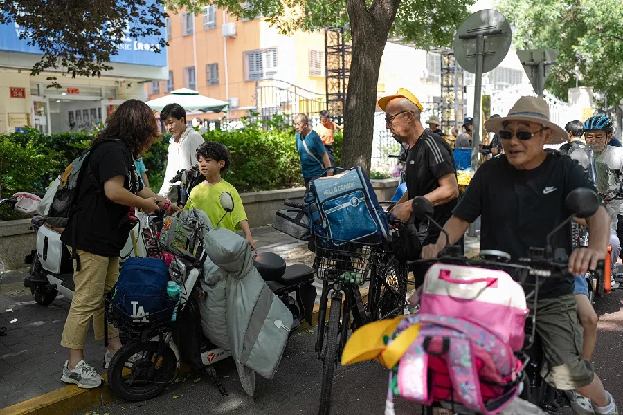 Zhuangzhuang’s mother rides an electric scooter to pick him up from school. This is their main means of transportation to travel between school, home and the dance studio to ensure that they avoid traffic jams and are not late for class.