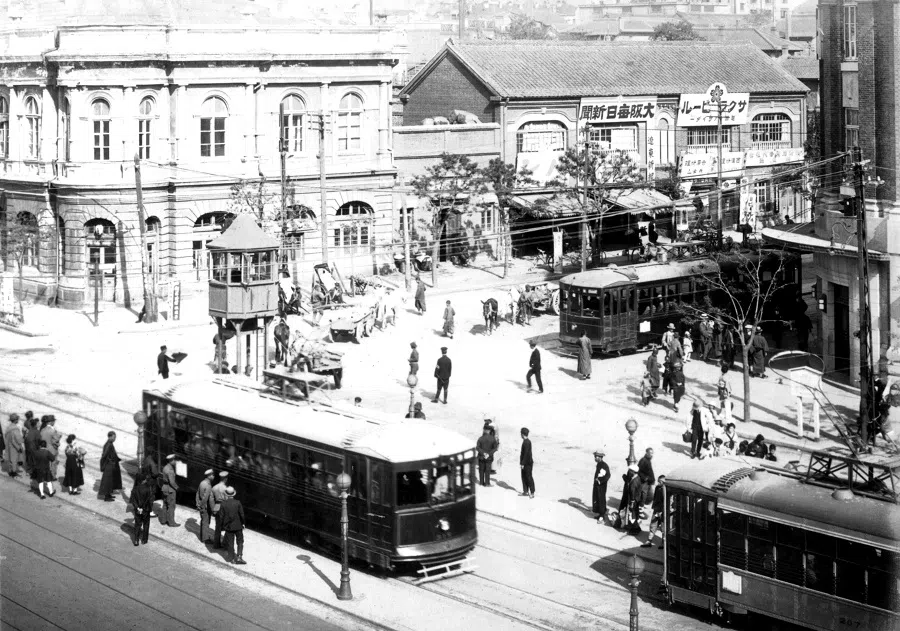A tram in Dalian city, late 1930s.