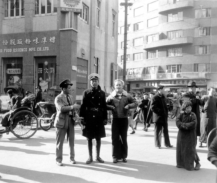 In 1946, after the war against the Japanese ended, US military vessels started to dock in Shanghai. The photo shows a US officer walking around in Shanghai.