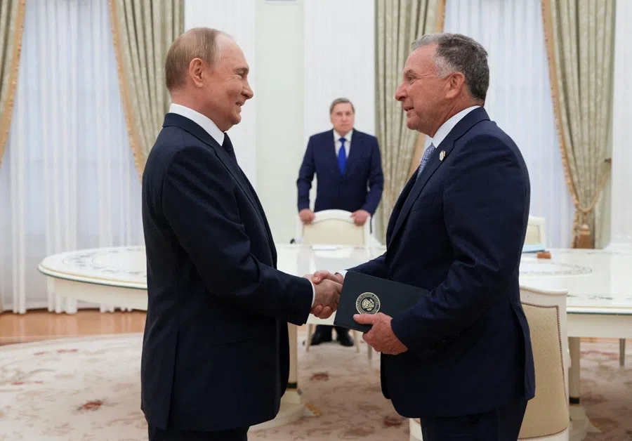 Russian President Vladimir Putin welcomes US President Donald Trump’s envoy Steve Witkoff during a meeting in Moscow, Russia, on 6 August 2025. (Gavriil Grigorov/Sputnik/Pool via Reuters)