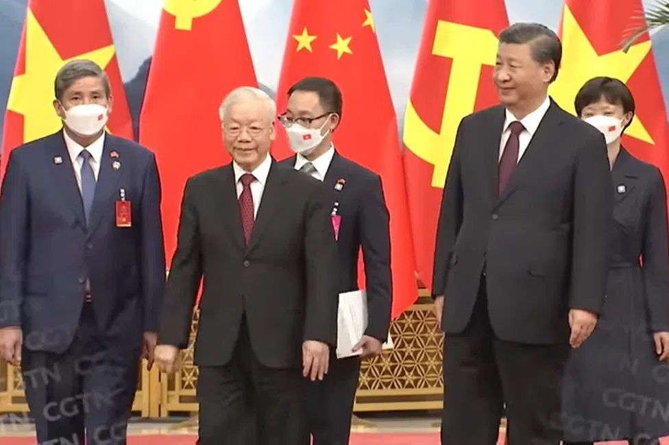 A screen grab from a video showing Vietnamese General Secretary Nguyen Phu Trong (second from left) with Chinese President Xi Jinping (second from right) in China, October 2022. (Internet)