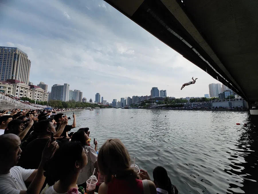 Tianjin grandpas diving off the Shizilin Bridge in Tianjin, China, 1 September 2023. (CNS)
