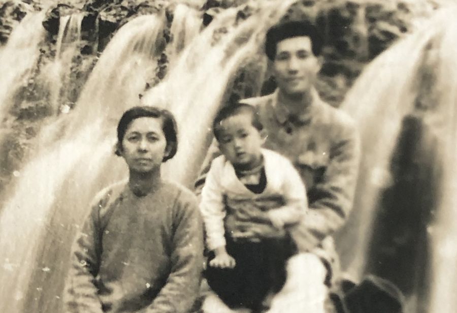 Teo Soon Kim's family photo showing her husband, Wang Zhengang, and their son, Peter Wang.