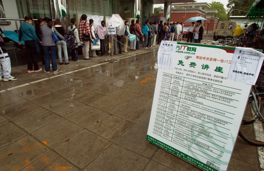 A queue to register at the New Oriental School, 2002. (SPH Media)