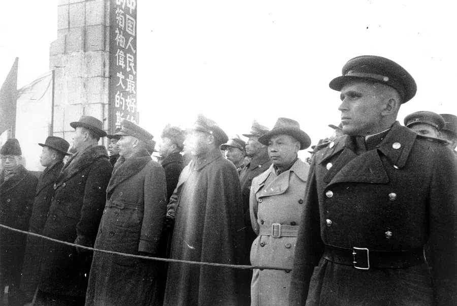 At the end of 1945, the Soviet Union’s Red Army held a commemorative meeting in Changchun, and Chiang Ching-kuo (second from the right) attended as a special envoy of the Nationalist government.