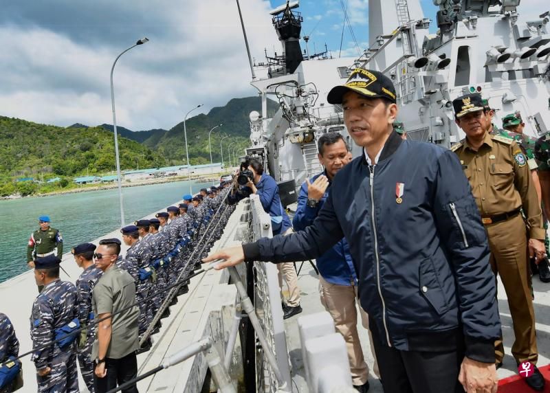 Indonesian President Joko Widodo inspects an Indonesian navy ship, undated. (Internet/SPH)