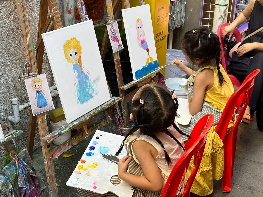 Due to falling demand, practitioners are forced to seek new ways to make a living, such as conducting oil painting workshops for the public.