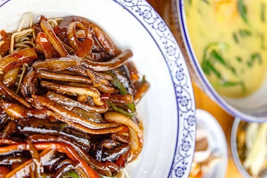 A bowl of dry lo mein-style eel noodles.