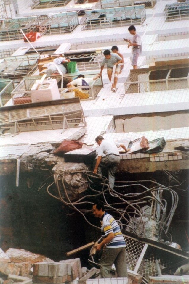 In 1999, during the 921 earthquake in Taichung county's Dali city, residents of collapsed buildings risked their lives to climb the buildings with ropes to salvage their belongings.