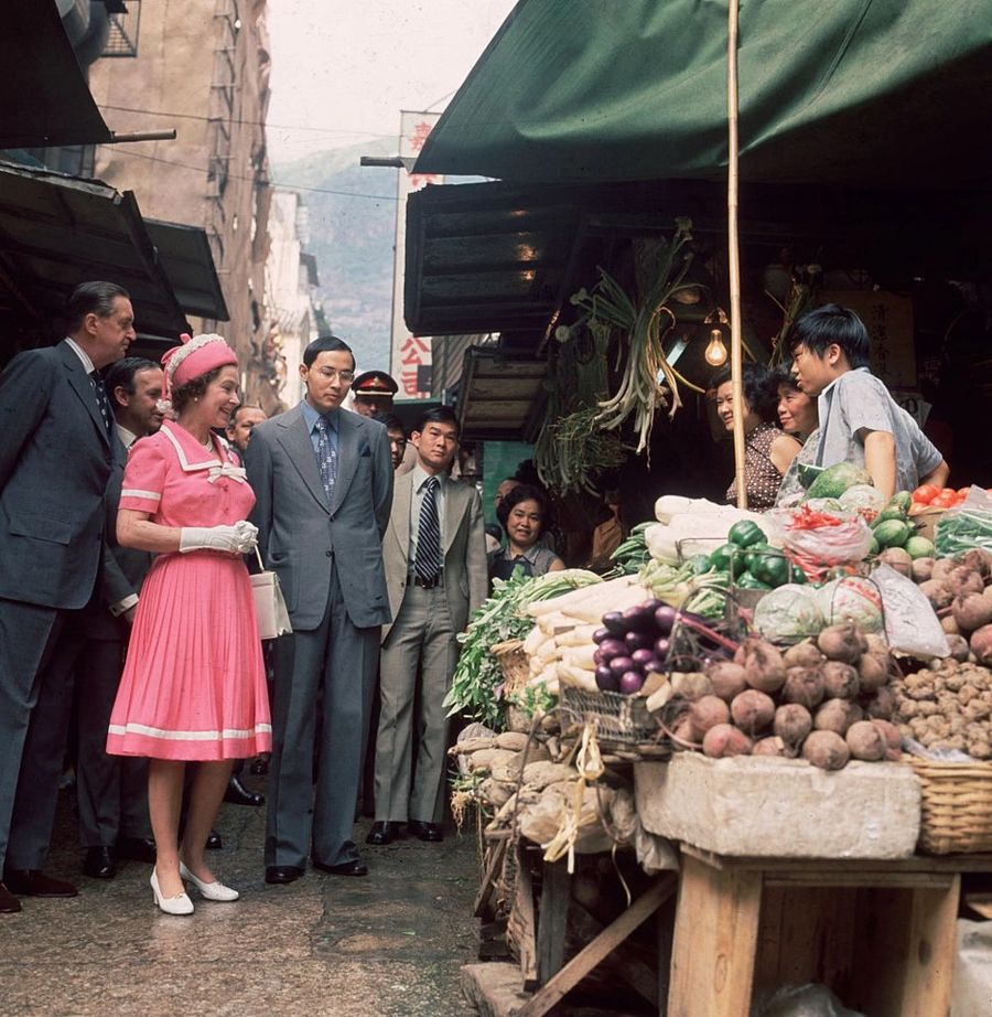 Queen Elizabeth II at a market in Graham Street, Central, Hong Kong in 1975. (Internet)
