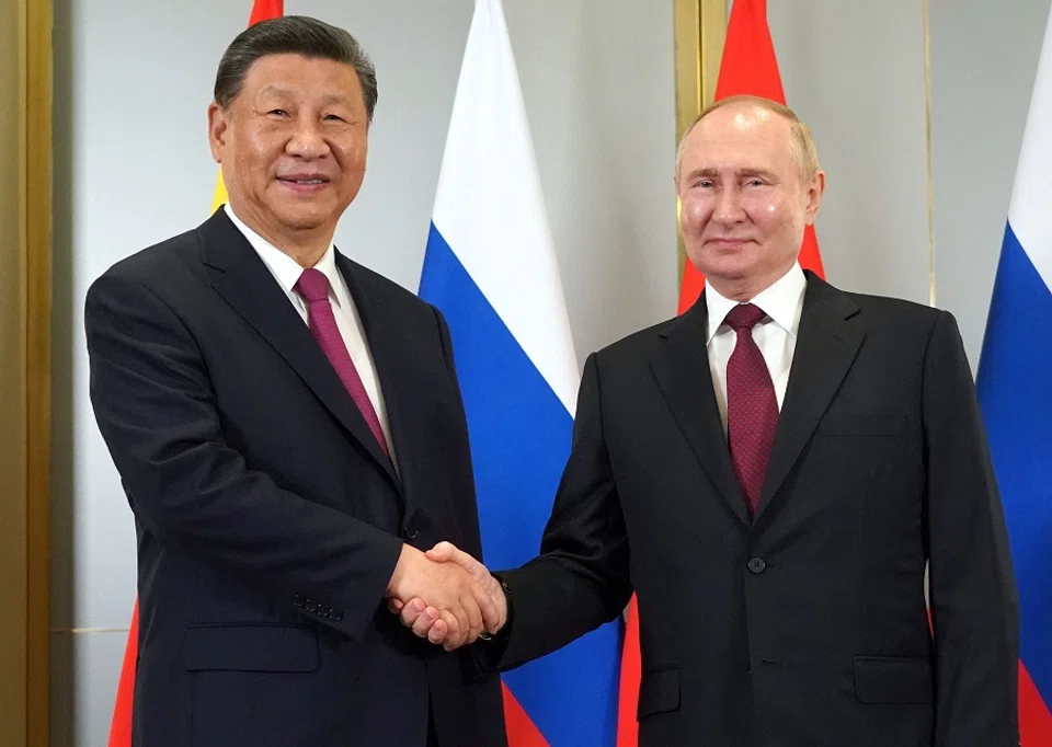 Sur cette photographie distribuée par l'agence d'État russe Spoutnik, le président russe Vladimir Poutine rencontre le président chinois Xi Jinping en marge du sommet des dirigeants des États membres de l'Organisation de coopération de Shanghai à Astana le 3 juillet 2024. (Pavel Volkov/Pool/AFP)