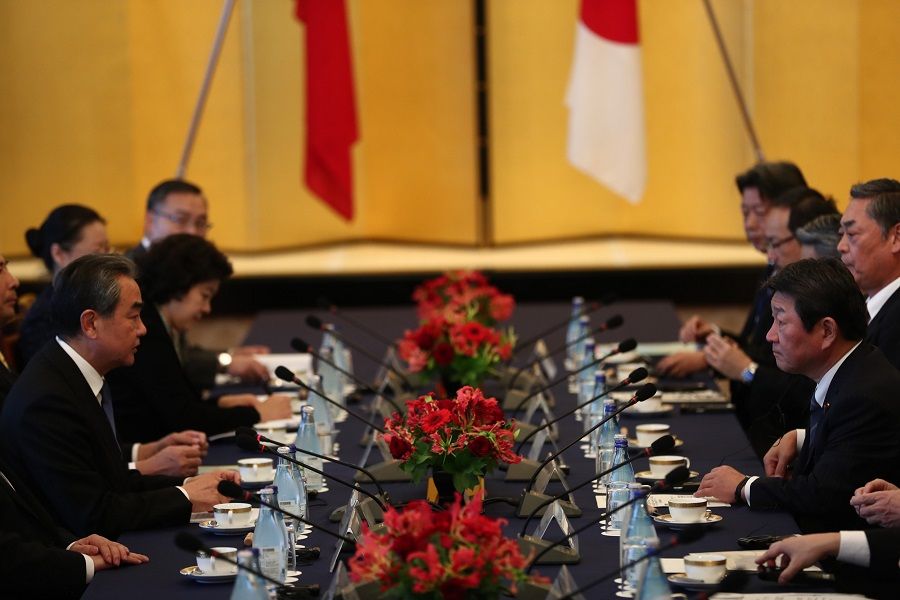 Chinese Foreign Minister Wang Yi (L) meets Japanese Foreign Minister Toshimitsu Motegi (R) in Tokyo on 25 November 25, 2019. (Behrouz Mehri/AFP)