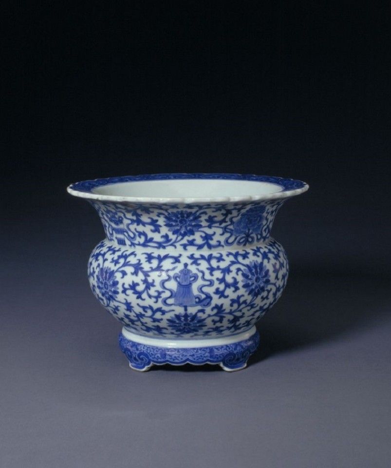 Blue and white eight treasures flower pot (青花八宝纹花盆), The Palace Museum. (Internet)