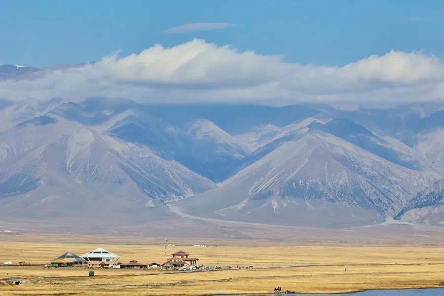 Sayram Lake, nestled within the northern Tianshan Mountains in northwestern Xinjiang, sits at about 2,074 metres above sea level and is Xinjiang’s highest and largest alpine lake. It is also the furthest place that the warm, humid air currents of the Atlantic Ocean can reach, earning it the title “the last teardrop of the Atlantic”.