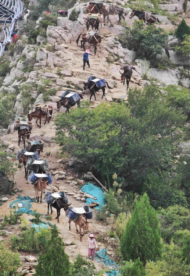 Locals move through the Youyan mountain range in Jinan, Shandong province, 17 August 2021. (CNS)