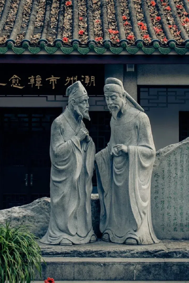 Statues of Han Yu (right) and Zhao De (赵德), one of the eight sages of Chaozhou in the Tang and Song dynasties (唐宋潮州八贤), at Han Wen Gong Temple in Chaozhou. (WeChat/玉茗堂前)