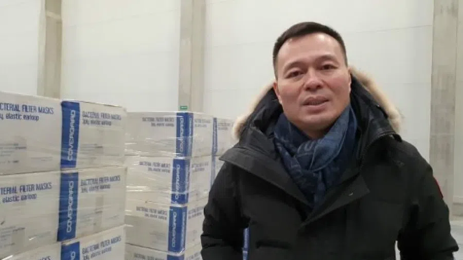 Zhou Lingjian with medical supplies. (Twitter/@dudiaohan)