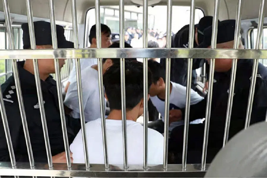 Police personnel and 18 telecom fraud suspects on their way to South China's Hainan province on 5 October 2019. Photo taken in the Cangyuan Va autonomous county in Yunnan province. (Photo courtesy of Haikou police)