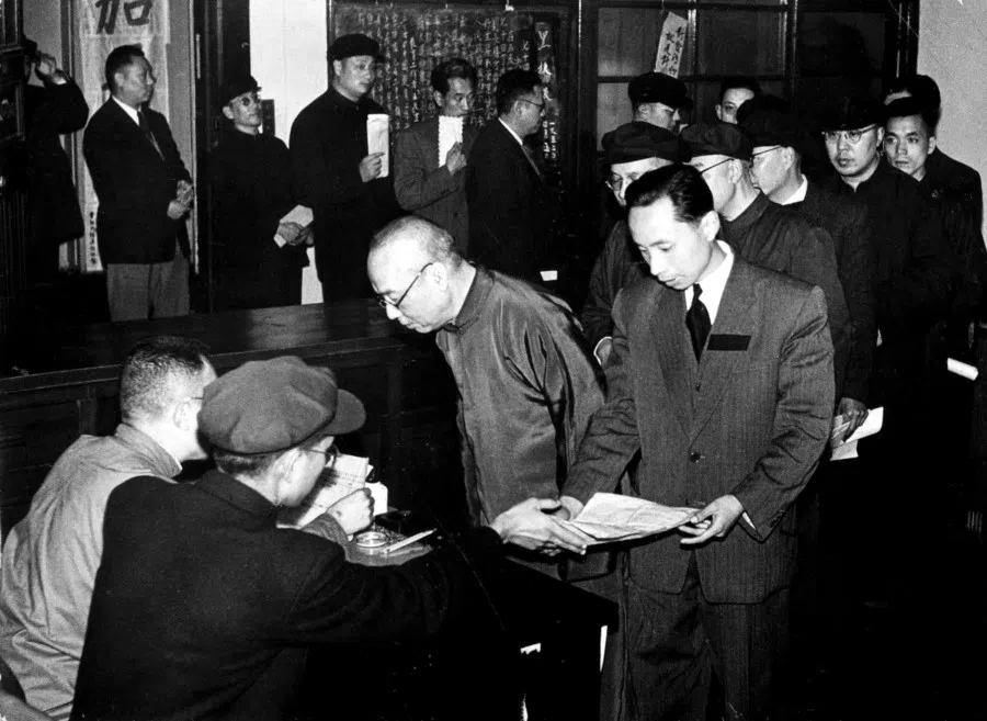 In 1952, the Communist Party launched the "Five Anti Campaign", requiring industrial and commercial businesses in Shanghai to submit confessions at specific locations to prove they had not broken the law.
