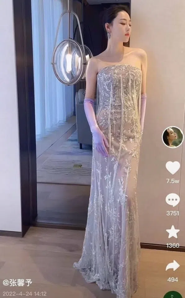 Chinese actor Zhang Xinyu, who is 169cm tall and weighs 51kg, complained on Weibo that she cannot fit into adult plus-size clothes from a clothing brand. (Internet)