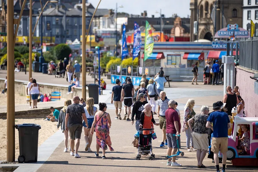 Holidaymakers walk along the seafront in Great Yarmouth, UK, on 4 August 2021. (Jason Alden/Bloomberg)
