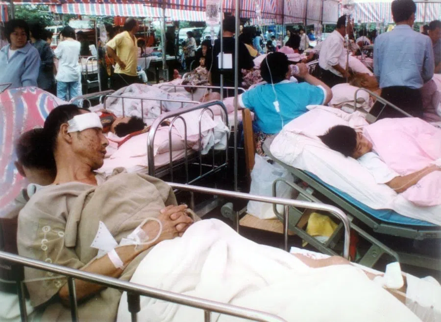 In 1999, the Fengyuan area of Taichung county was affected by the earthquake, resulting in many casualties. Fengyuan Hospital, under the administration of the Department of Health of the Executive Yuan, hastily erected tents in the adjacent empty land to temporarily accommodate the injured.