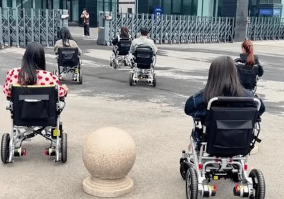 Young people in Guangzhou riding e-wheelchairs. (Internet)