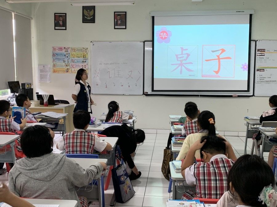 Students learn Chinese vocabulary in class in Indonesia.