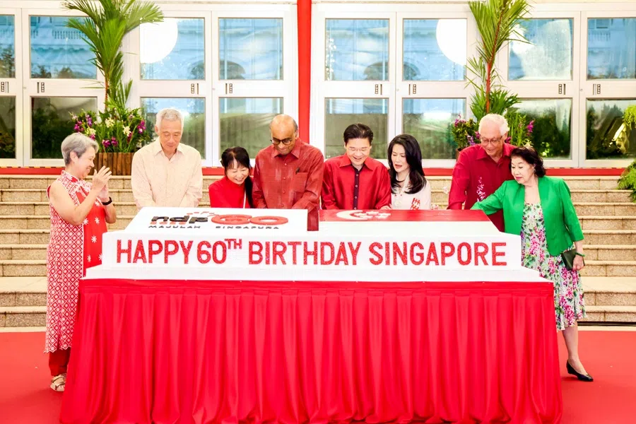 President Tharman Shanmugaratnam (fourth from left) and his wife, Jane Ittogi (third from left), together with Prime Minister Lawrence Wong (fourth from right) and his wife, Lu Yizhuo (third from right), Senior Minister Lee Hsien Loong (second from left) and his wife, Ho Ching (first from left), as well as Emeritus Senior Minister Goh Chok Tong (second from right) and his wife, Tan Choo Leng (first from right) at a National Day reception at the Istana on 11 August 2025. (SPH Media)
