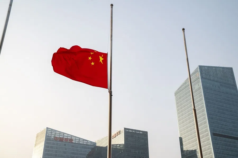 A Chinese flag flies at half-mast in honor of former Chinese Premier Li Keqiang on the day of his cremation in Beijing, China, on 2 November 2023. (Andrea Verdelli/Bloomberg)
