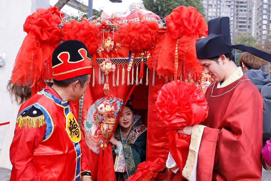 A couple holds a traditional wedding on water on 9 December 2023 in Hangzhou, Zhejiang province, China. (CNS)