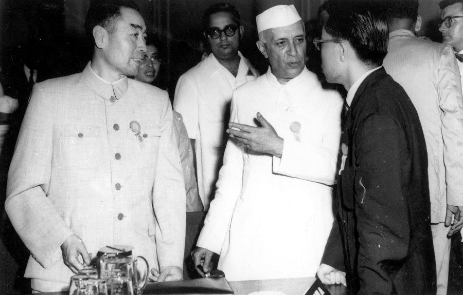 In April 1955, during the Bandung Conference, Premier Zhou Enlai and Indian Prime Minister Jawaharlal Nehru chatted informally after a meeting, with China adhering to a foreign policy of non-alignment.