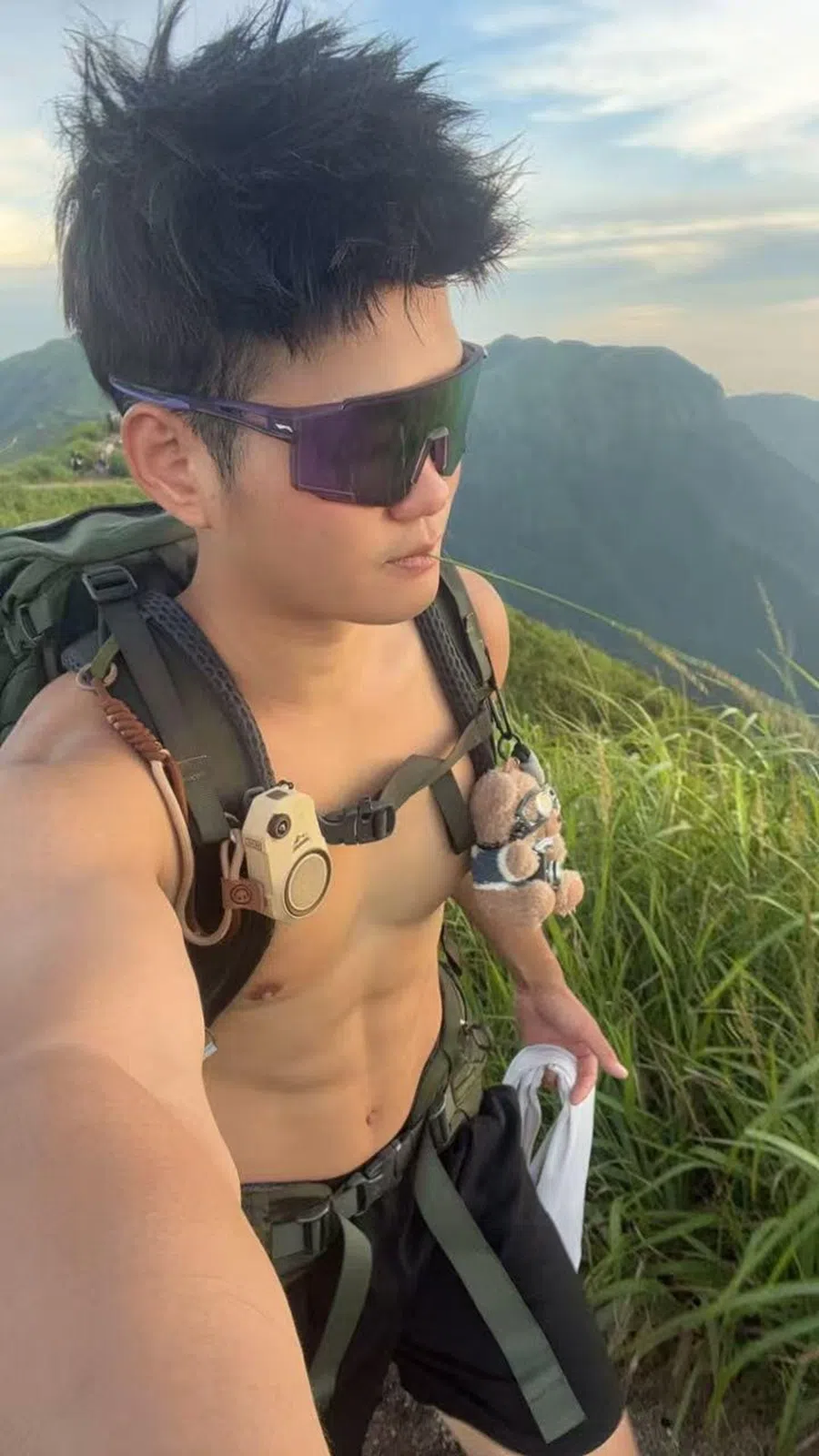 Most of Fang Yijia’s clients are women and he is well aware of the importance of having an eye-catching physique, hence his social media handle of “Fang Dashuai 180 (outdoor abs edition)” (Fang Dashuai literally means ‘handsome Fang’). (Photo provided by interviewee)