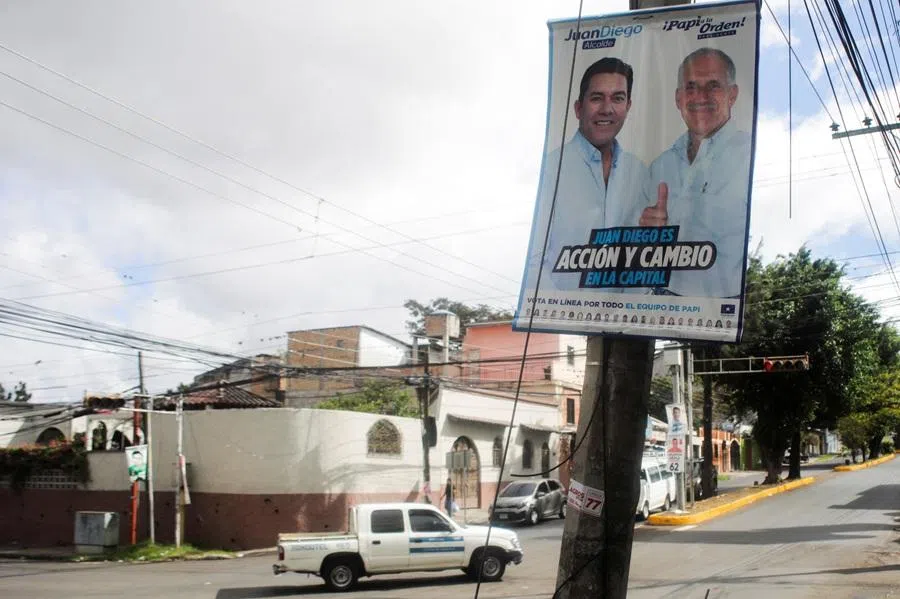 A campaign banner of the National Party is displayed in the Miraflores neighborhood, the day after members of Honduras' National Electoral Council declared presidential candidate Nasry Asfura, of the National Party, the winner of the Honduran presidential elections, following weeks of uncertainty and fraud accusations, in Tegucigalpa, Honduras, on 25 December 2025. (Fredy Rodriguez/Reuters)