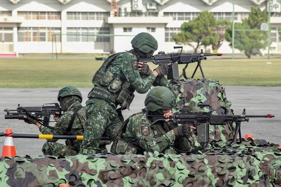 Taiwanese soldiers demonstrate their combat skills during a visit by Taiwan President Tsai Ing-wen at a military base in Chiayi, Taiwan, on 6 January 2023. (Sam Yeh/AFP)