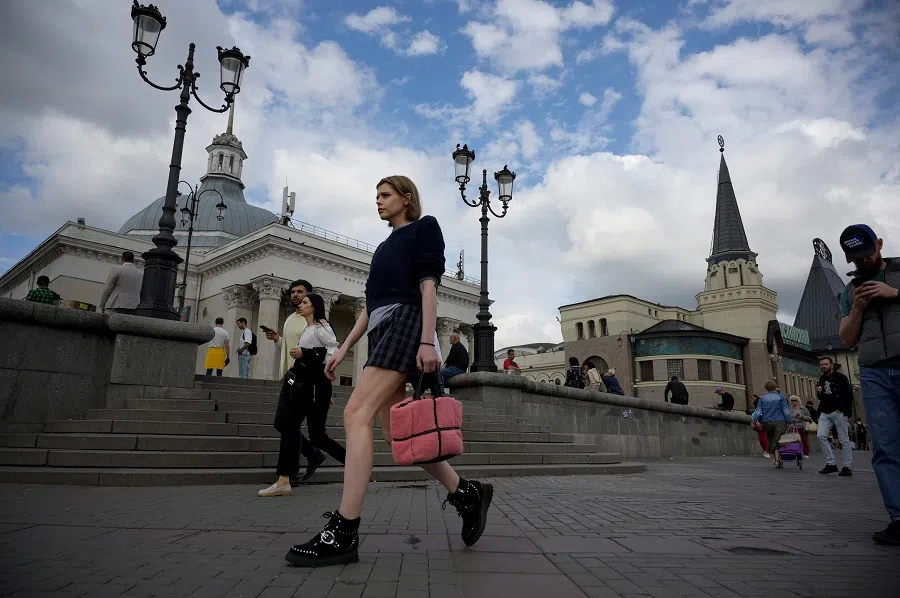 Pedestrians walk along the street near Moscow's Yaroslavsky railway station in Russia, on 9 August 2022. (Natalia Kolesnikova/AFP)